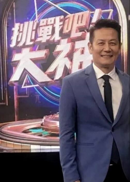 【稚嫩少女】这有点成熟的骚姿势是去哪里学来的呀？还准备了道具自扣 - 91HD视频